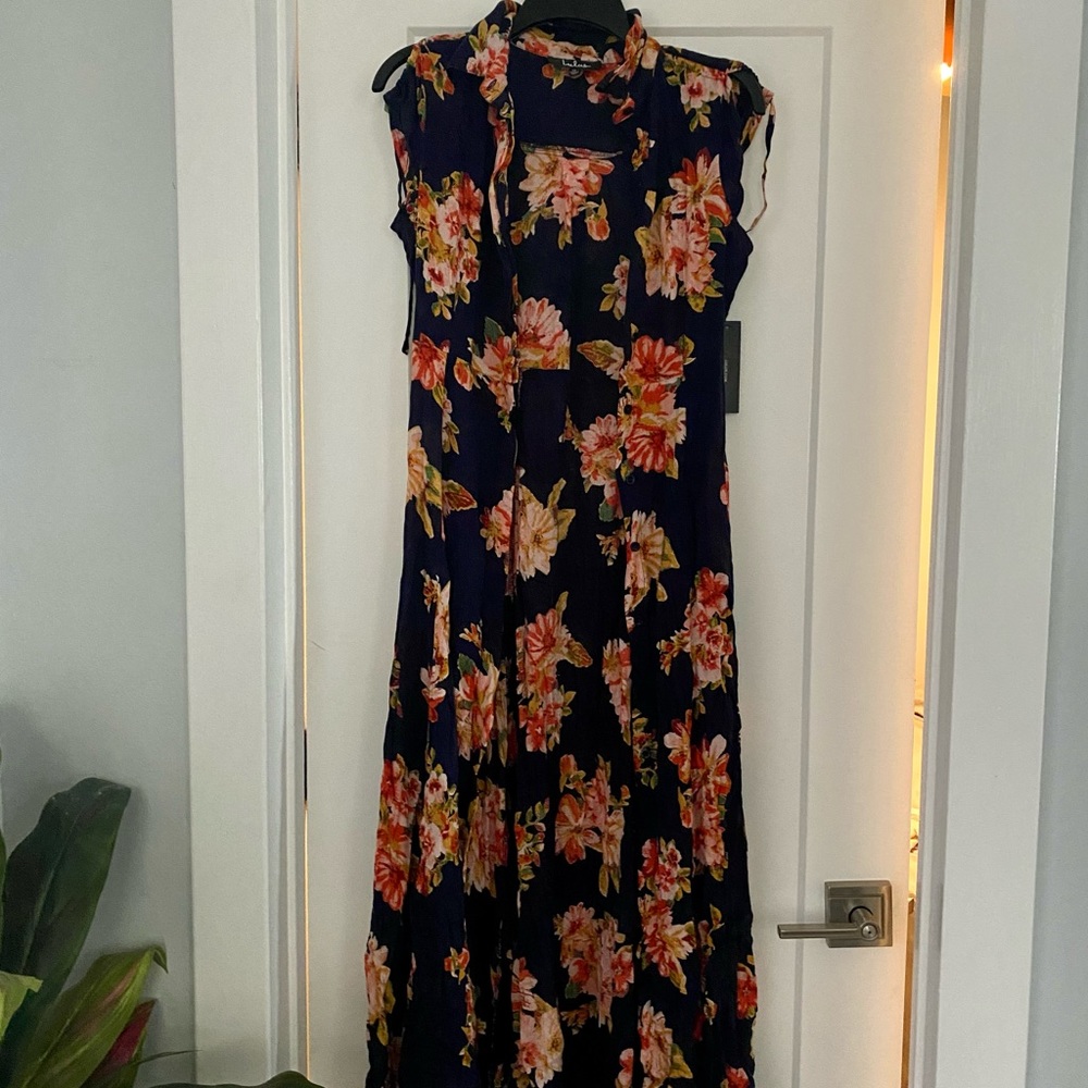 Lulu’s navy floral maxi dress. Size XS